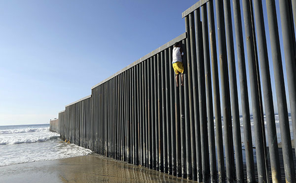 美国暂停驱逐部分移民100天 停止修边境墙!近万非法移民向美国进发