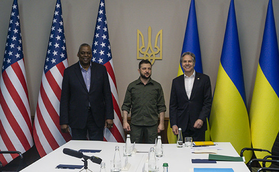 美國高官訪問烏克蘭，加大軍援對抗俄羅斯，紙黃金險守400關口