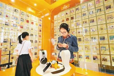 在深圳，市民在懒人图书馆试听有声书。资料图片