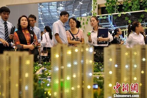 置業顧問為民眾推薦商品房戶型。? 中新網 資料圖