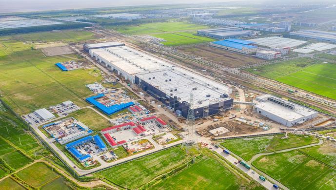 在建中的特斯拉上海超级工厂。