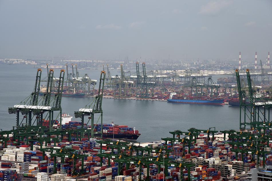 繁忙的新加坡港。新加坡港扼守马六甲海峡，战略地位重要，是世界最大的集装箱港口之一。 视觉中国 资料图