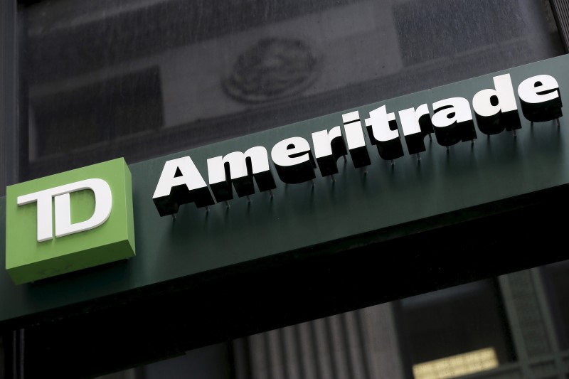 © Reuters.  美股盘前： TD Ameritrade大涨20% 据悉嘉信理财拟收购前者