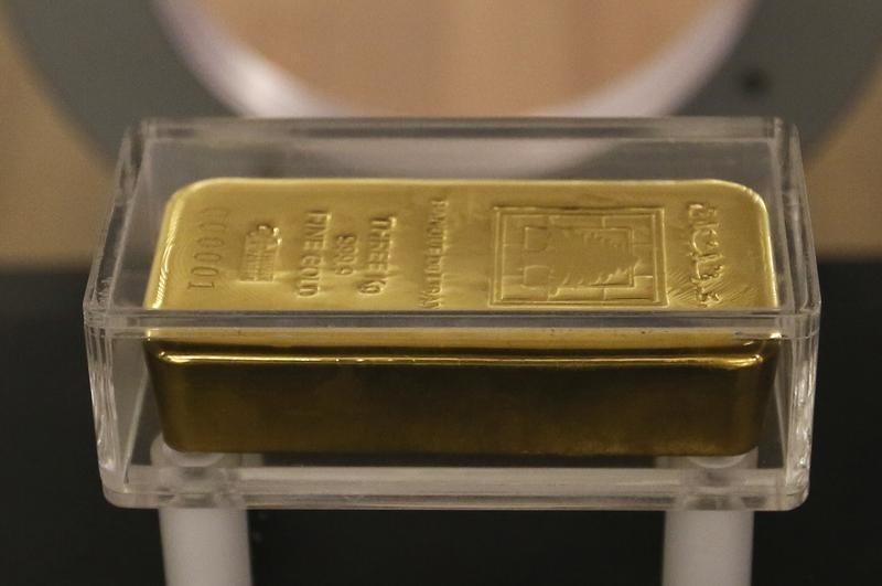 © Reuters. 国际金价持稳于近八年高位附近,尽管全球新冠病例持续激增,但主要经济体不乏亮点