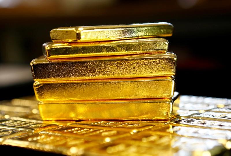 © Reuters.  美国疫情形势严峻，黄金在1800美元上方站稳，白银创逾10个月新高
