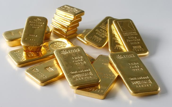 © Reuters.  美元跌破93关口，欧元创逾两年新高，黄金较日低回升逾15美元