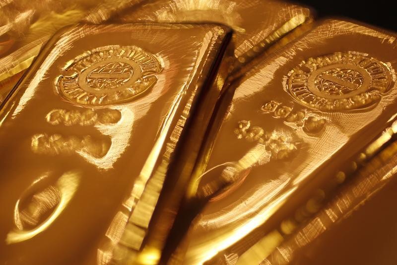 © Reuters. 美债收益率上扬，贵金属全线溃崩！黄金暴跌110美元创七年来最大跌幅，白银重挫15%