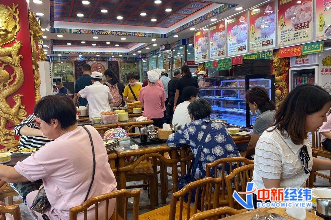 餐廳坐滿了食客