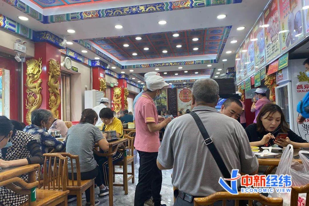 店內食客用餐場景
