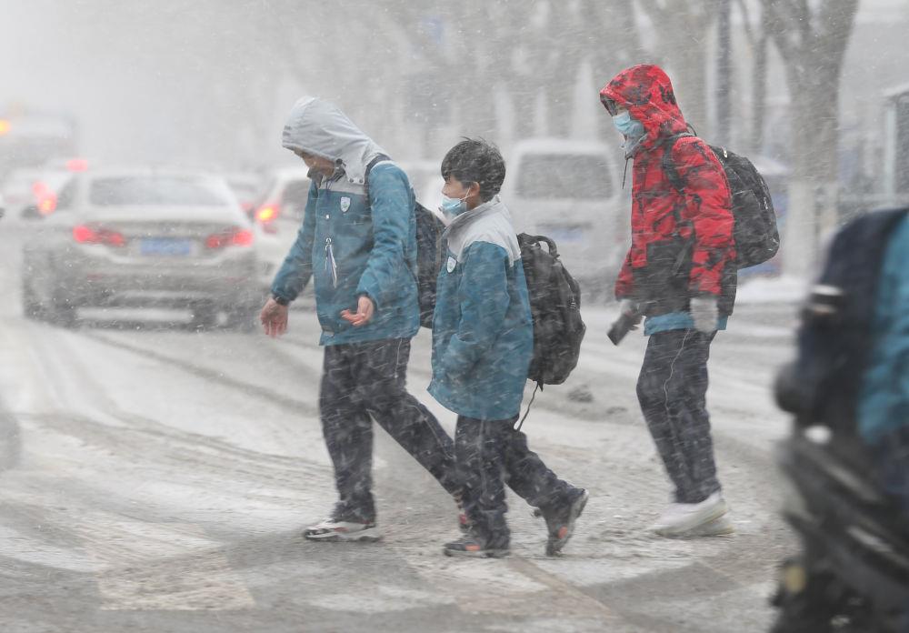  12月29日，江苏省连云港市西园路上，行人冒雪出行。中央纪委国家监委网站 图
