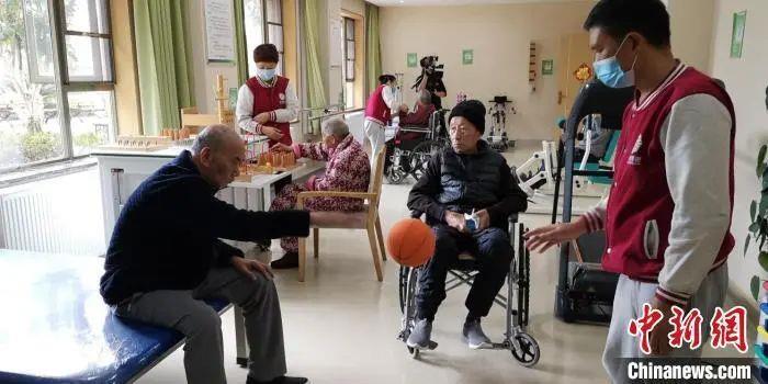 资料图：护工正在和老年人进行康复训练。贵州省民政厅供图