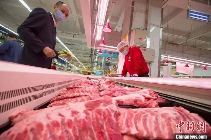 资料图：山西省太原市一超市，消费者正在选购猪肉。中新社记者 张云 摄