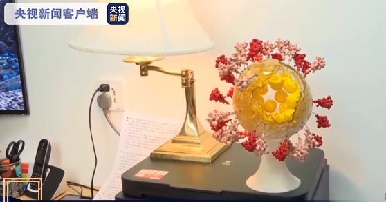 用3D打印的新冠病毒摆件，被李赛放在办公桌上。