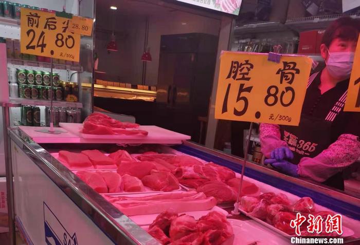 北京西城区一家超市内售卖的猪肉。中新网记者 谢艺观 摄