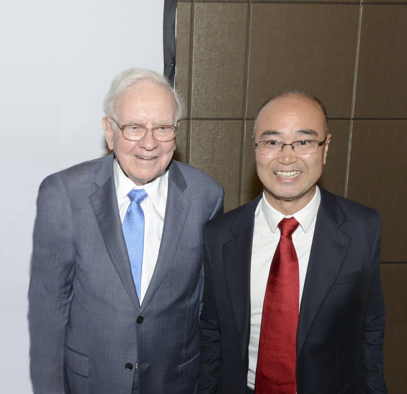 2015年5月2日，奥马哈,伯克希尔股东大会会场209小会议室，陈九霖（右）与巴菲特（左）合影。