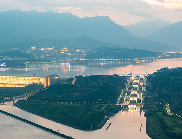 2020年8月25日，湖北宜昌，船舶有序通过三峡五级船闸。人民视觉  资料图