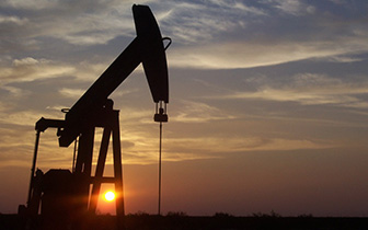 油价狂飙：100美元押注升温 石油公司“资产套现”的机会来了？