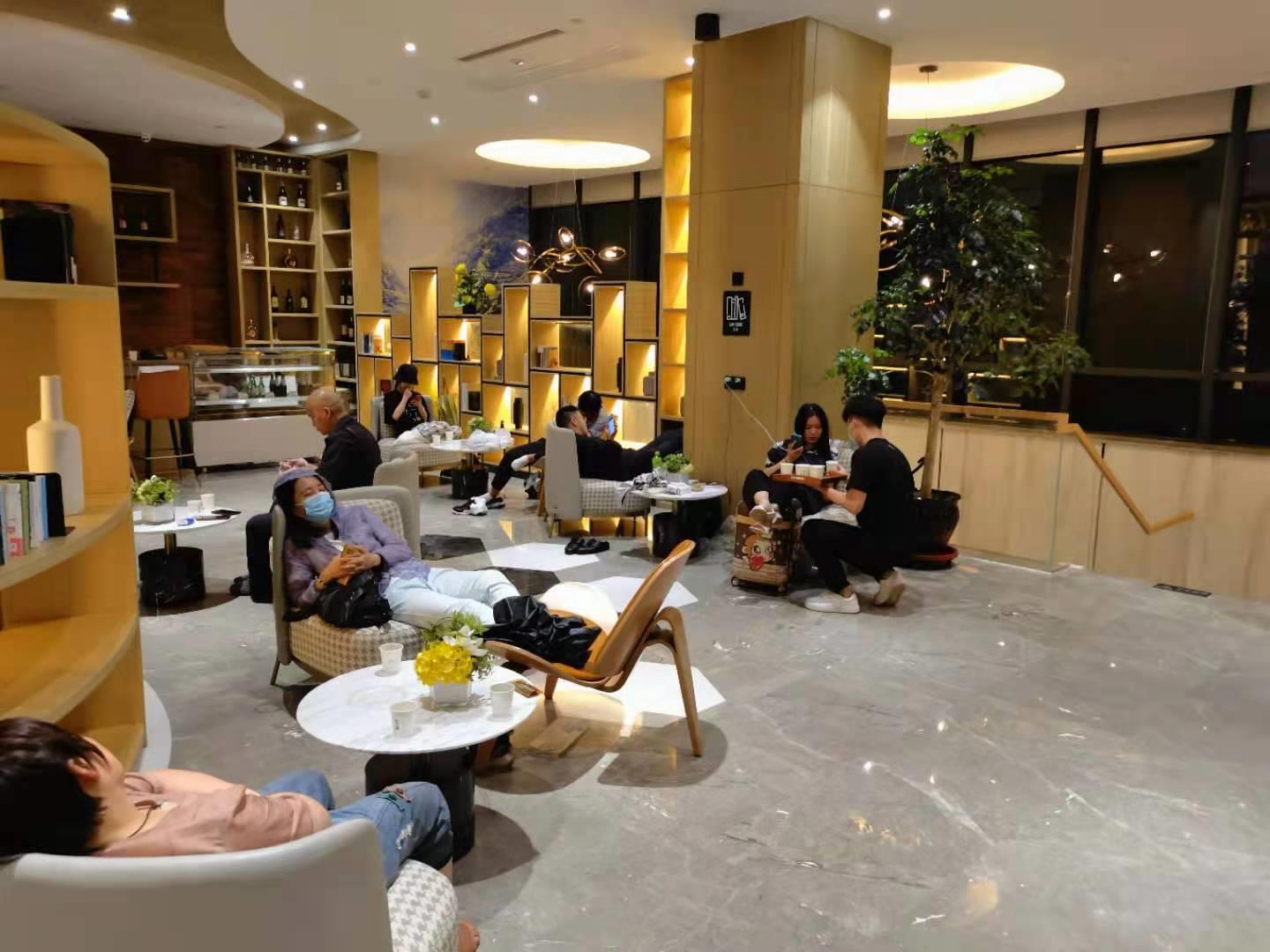 亚朵集团旗下某酒店员工为滞留旅客提供免费茶水。