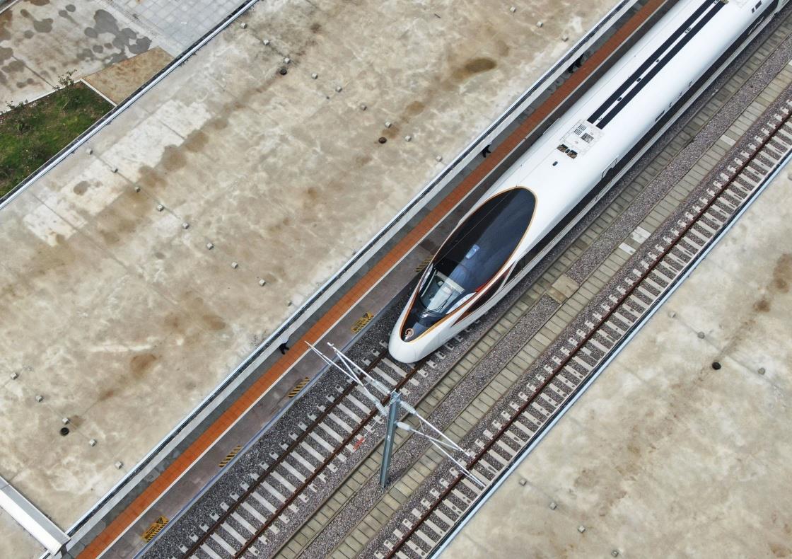 8月3日，朝凌高铁首趟从锦州北站发车驶向大连方向的G9147次列车（无人机照片）。新华社 图