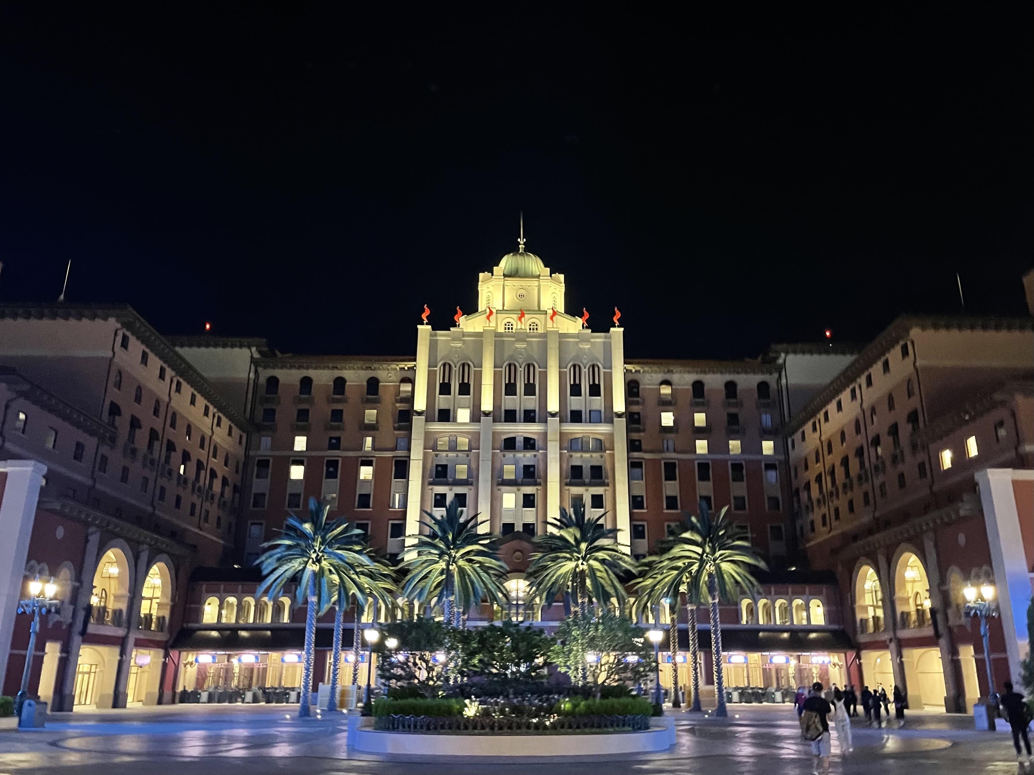 夜色中的环球影城大酒店(园区内的一侧).(本文图片均来自记者 唐莹莹)