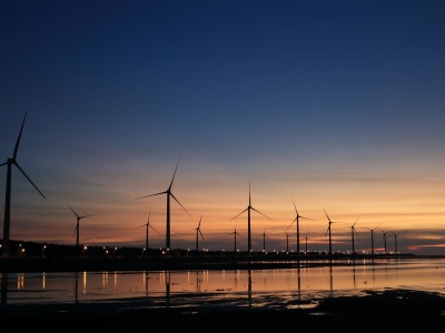 风电成为市场“最亮眼的仔”!累计装机迈上3亿千瓦 分散式风电、海上风电抢装蓄势待发