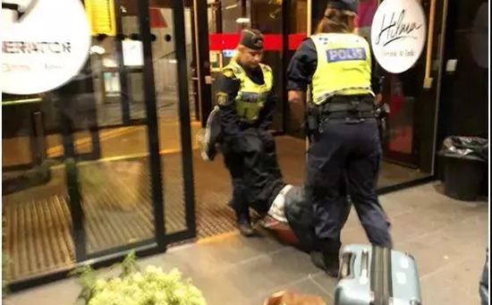 粗暴拖离!被扔坟场!中国游客在瑞典遭暴力执法