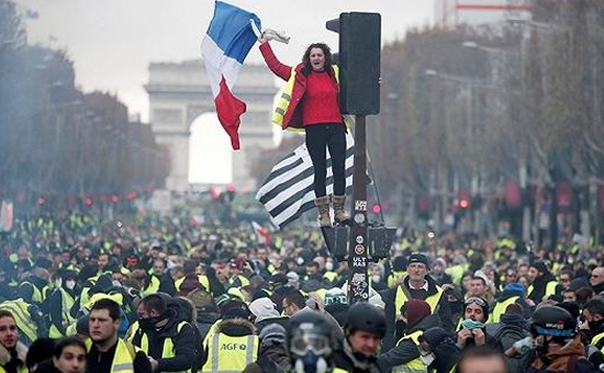 法国“黄背心”示威运动依然激烈 马克龙不向混乱屈服宣布新的能源政策