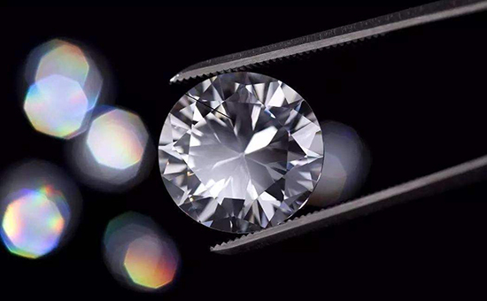 钻石恒久远，一颗永流传！人造钻石虽物美价廉却仍难挡真钻魅力！