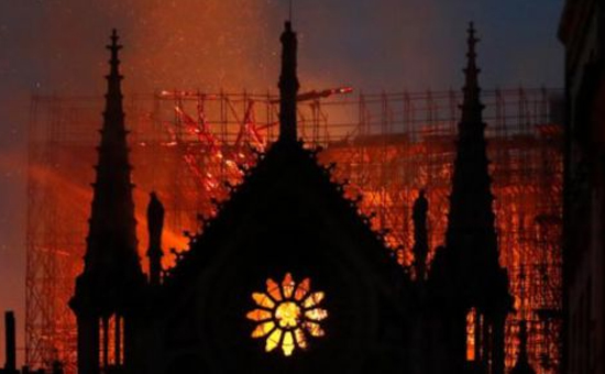 巴黎圣母院遭遇火灾部分文物幸免于难--马克龙：集全球最伟大人才重建.jpg