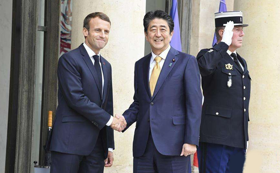 日本首相安倍赴法访问与法国总统马克龙举行会谈-商议雷诺与日产合作关系.jpg