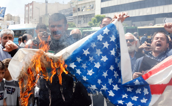 伊朗示威者举行反美集会愤怒抗议--“特朗普”人偶遭胖揍，美国旗被焚烧2.jpg