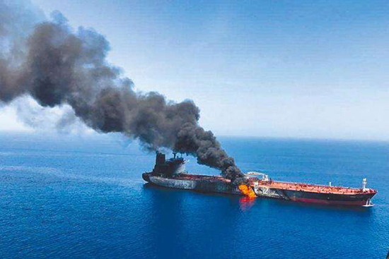 阿曼湾两艘油轮遇袭起火.jpg