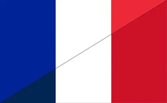 马克龙改了法国国旗的颜色外媒2020年就已经悬挂新旗帜